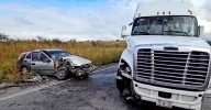 Invade carril y se estrella contra trailer en las Curvas del Perico
