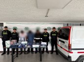 Tres capturados cuando robaban mercancía de un camión en movimiento en Bogotá