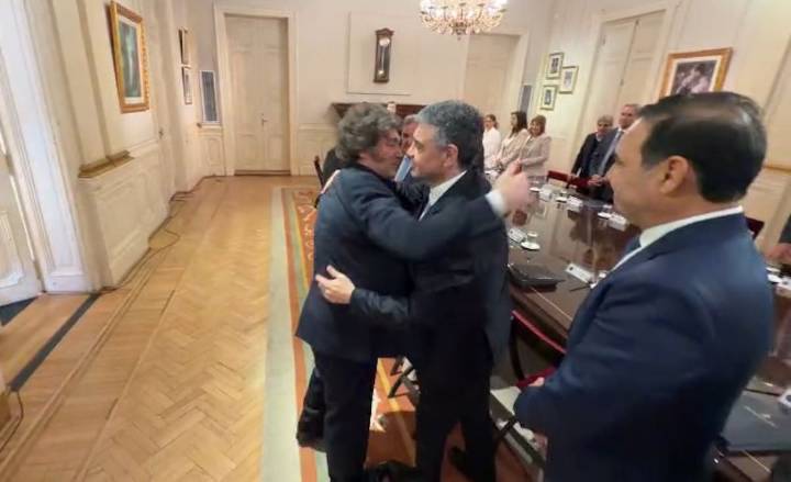 Del desplante al abrazo. El saludo entre Milei y Jorge Macri en la cumbre de gobernadores