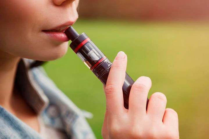 La OMS alerta sobre el aumento del cigarrillo electrónico entre adolescentes: más de 15 millones vapean en el mundo