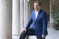 La familia de Fernández Vara dice que sigue luchando contra el cáncer y desmiente su fallecimiento