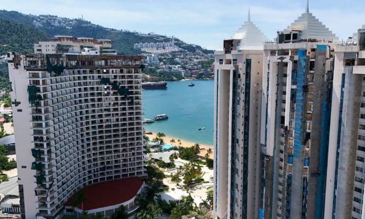 Acapulco lucha por ponerse en pie tras el embate de huracanes y una ola de inseguridad