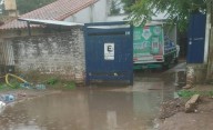 Vecinos de Gonnet, indignados: deben acarrear bidones de agua y ahora ni siquiera pueden llegar al camión