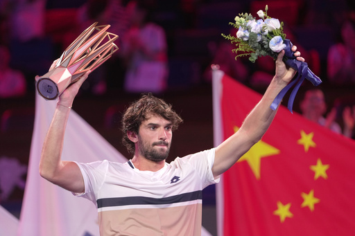 Vacherot vence a su primo Rinderknech y gana el Masters de Shanghái desde la calificación