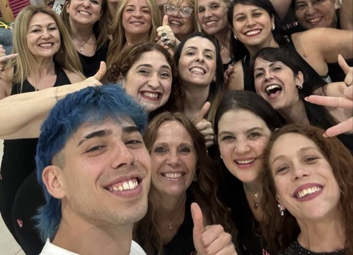 Castelar: Luck Ra bailó zumba con las mujeres que se hicieron virales en su recital en Velez