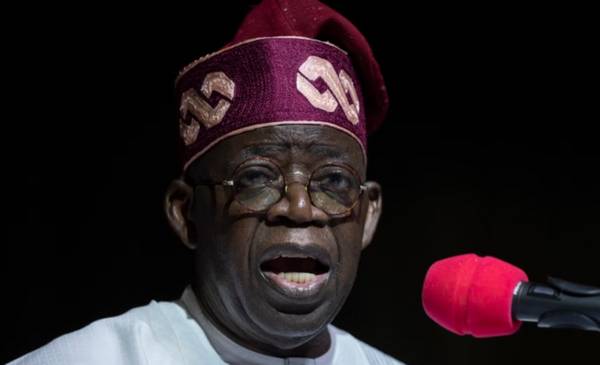 El presidente de Nigeria removió a la cúpula militar en medio de rumores de golpe de Estado