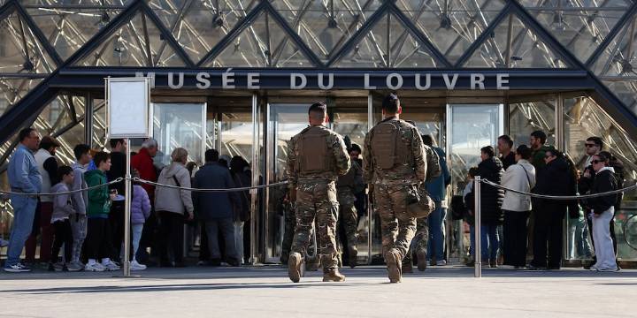 Detienen a 5 sospechosos por el robo en el Louvre