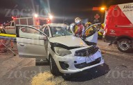 Aparatoso choque con volcadura deja dos jóvenes lesionados en La Salle