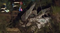 Vuelco en Los Radales: un taxi cayó al vacío y su conductor fue rescatado con heridas de consideración