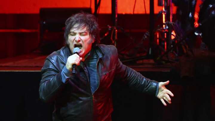 El presidente Javier Milei, entre la política y el rock: un show surrealista en plena tormenta política y económica en Argentina