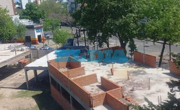 En una secundaria de La Plata denuncian la paralización de las obras de su edificio propio: el drama de un sueño postergado
