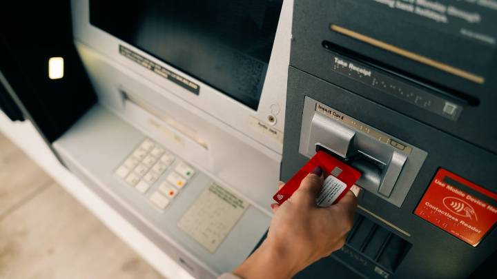 Evite fraudes: si va a retirar dinero de un cajero automático con su tarjeta, este es el modus operandi más “común”