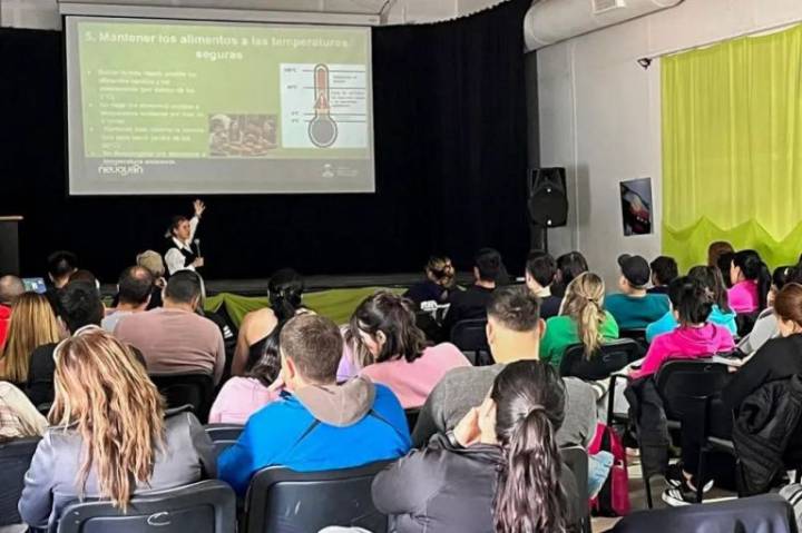 Profes de educación física se capacitaron en alimentación saludable