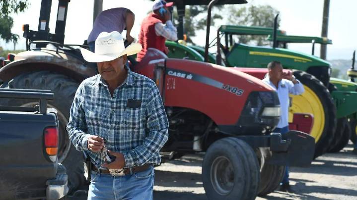 Agricultores bloquean carreteras federales: exigen precios de garantía
