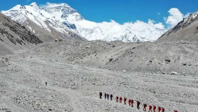 Snowstorm traps hundreds of hikers on Mount Everest