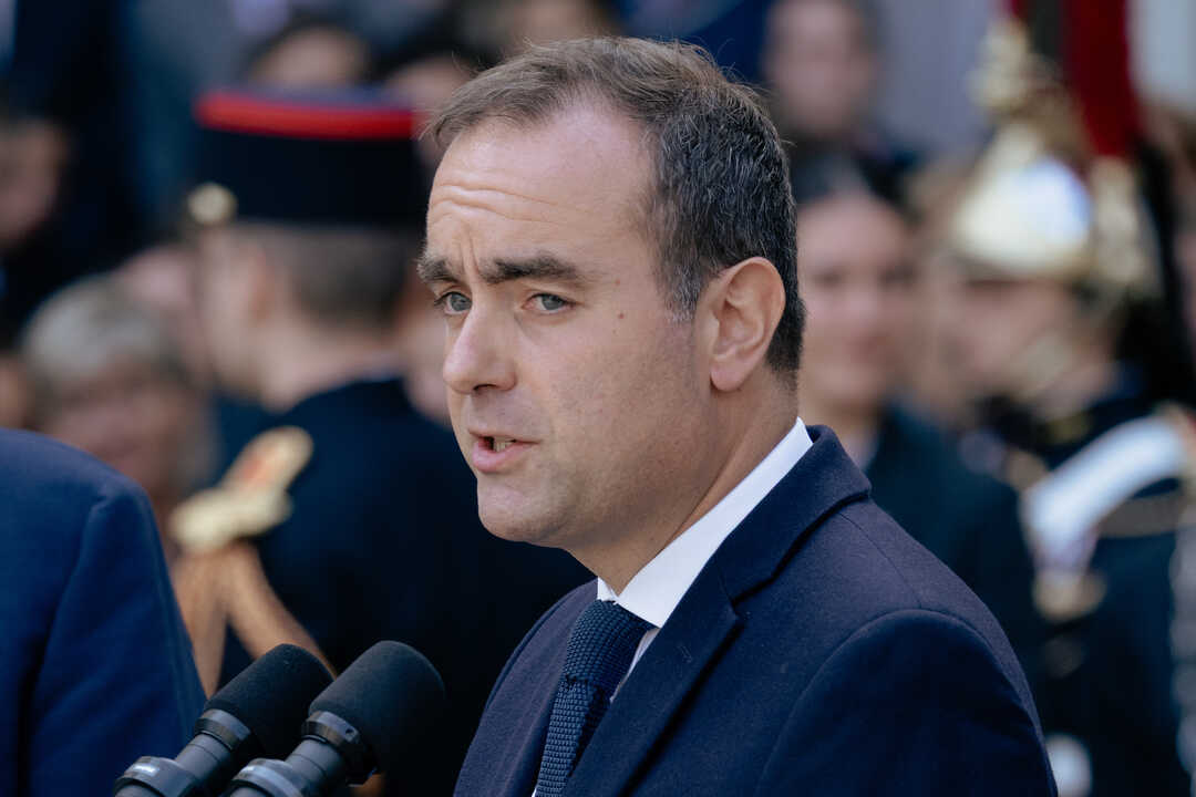 El primer ministro francés dimite apenas 24 horas después de asumir el cargo