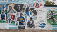 "El sticker de Diego no te paga el alquiler": el peligro de convertir a Maradona en una estampita