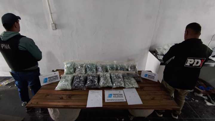 Secuestran miles de dosis de cocaína en allanamientos en el cordón industrial