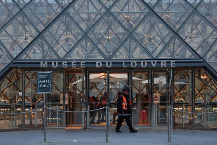 Suspects in Louvre jewel heist arrested near Paris, prosecutor says