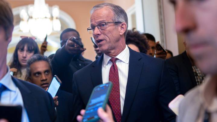 Senate Republicans head to the White House in a show of unity as the shutdown enters its fourth week