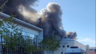 Declarado un incendio en la nave de una conservera de Santoña, Cantabria
