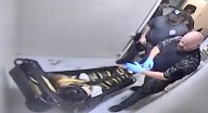 ¿Seguridad o tortura? Crecen las denuncias por el uso del wrap en cárceles y vuelos internacionales
