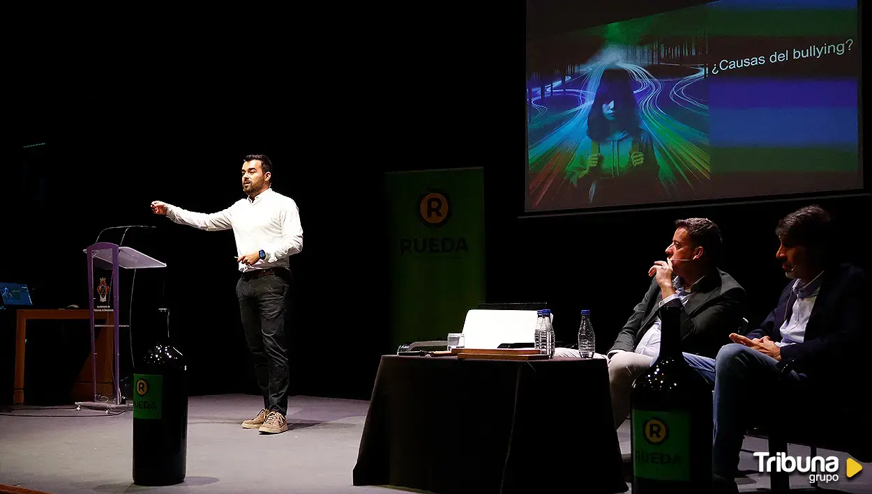 Imágenes y reflexiones del coloquio sobre el bullying en Peñaranda: "Faltan valientes"