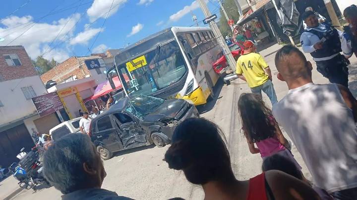 Camión se queda sin frenos e impacta dos autos en colonia Santa Cecilia de León