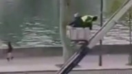 Nuevas imágenes del robo del Louvre: captan en vídeo cómo los ladrones salen del museo con un montacargas