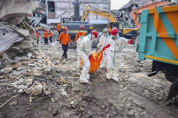 Aumentan a 55 los muertos por el derrumbe de una escuela en Indonesia