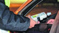 Remisero con 2,50 de alcohol se atrincheró en su auto en un control policial