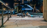 ¿En verdad es bueno hacer ejercicio de noche? Esto es todo lo que tienes que saber y prevenir si entrenar antes de dormi