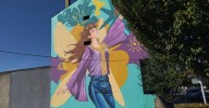 Un mural sobre igualdad decora un edificio en A Rúa
