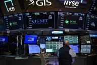 Mercados caen tras cierre de gobierno en EU; peso y BMV retroceden