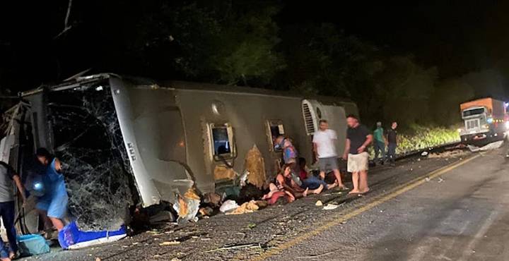 Horror en carretera brasileña: 16 muertos tras accidente de autobús