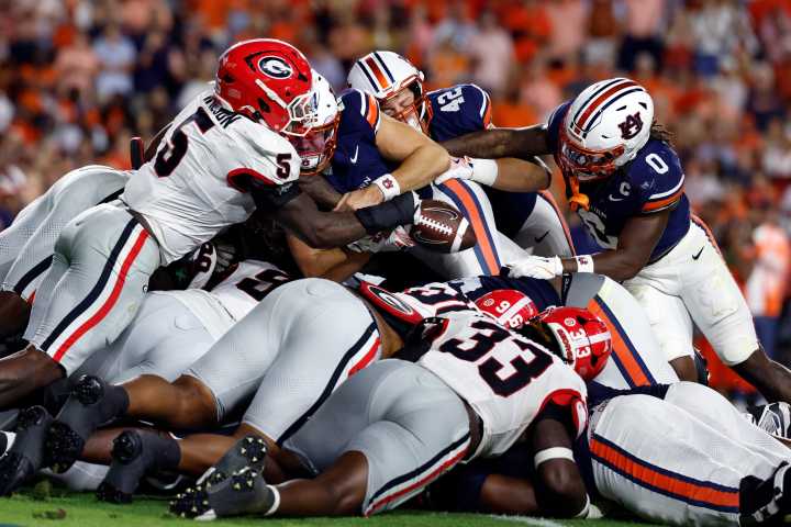 No. 10 Georgia forces a goal-line fumble to seize momentum and beat Auburn 20