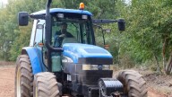 Espectáculo "pueril" de VOX en Aragón: su líder protagoniza una 'performance' rural que avergüenza al PP