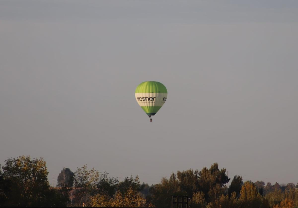 Un globo aeroestático sorprende surcando los cielos de León