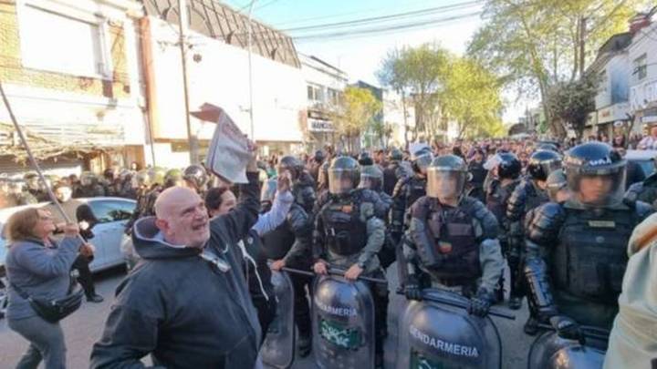 Milei en Mar del Plata: tensión, protestas y fuerte operativo de seguridad