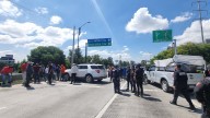 Bloquean Periférico Ecológico por decomisos en Puebla de vehículos de origen estadounidense