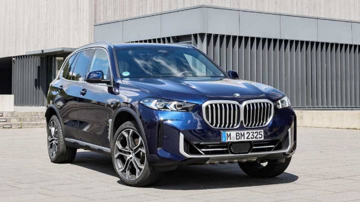 How did BMW reach 5,000 electric car sales