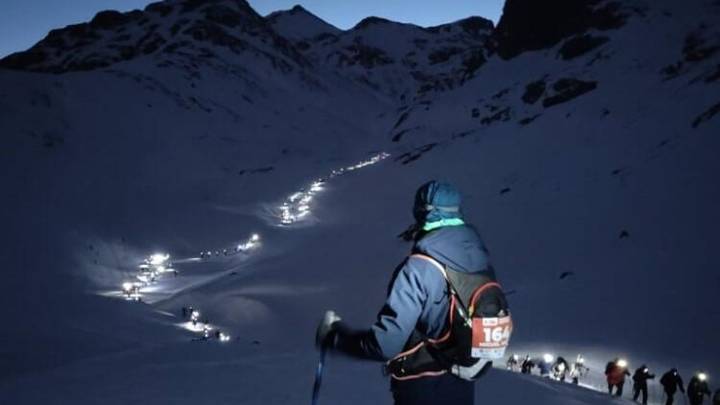 El encanto de caminar sobre la nieve bajo la luz de la luna: así es la raquetada nocturna más espectacular del mundo (y está en los Picos de Europa)