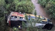 Un micro chocó contra un auto en Misiones y cayó a un arroyo: 9 muertos