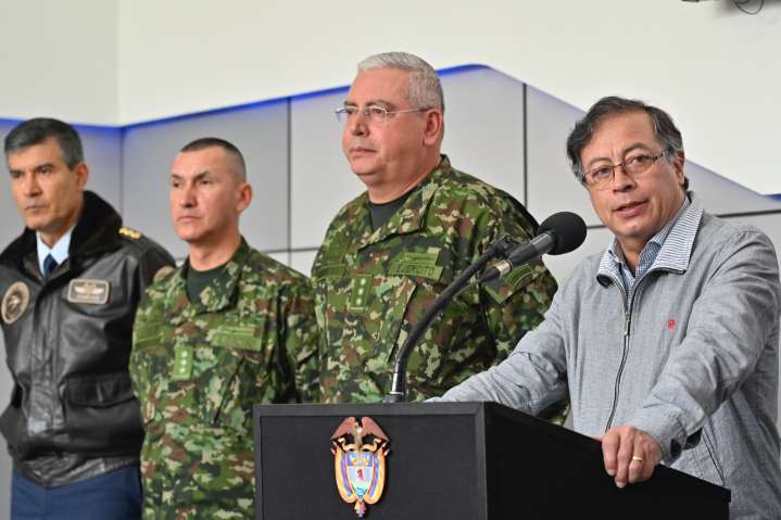 “El presidente Petro cuestionó el ataque estadounidense: ‘Eso es un asesinato; en las lanchas no viajan narcoterroristas’.”
