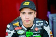 Tras el impactante accidente en Moto3, Noah Dettwiler sufrió varias cirugias y sigue crítico