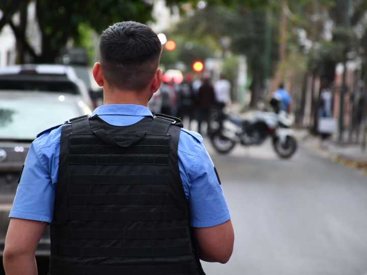 Un operativo terminó con un herido y dos policías detenidos