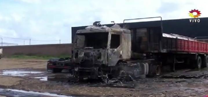 Así quedaron los tres camiones incendiados en el sector industrial