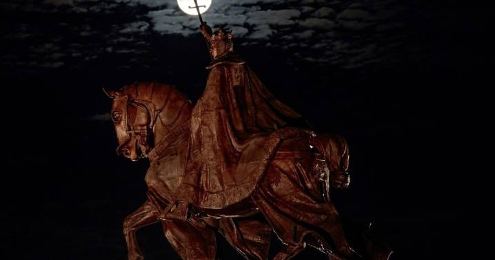 The supermoon rises to meet St. Louis