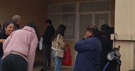 Salteños indignados afuera de una escuela: "Todavía no pueden votar"