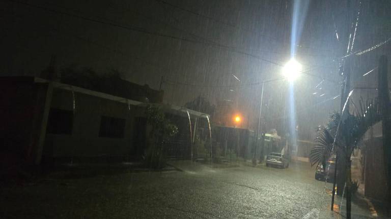 Fuertes lluvias sorprenden a Rosario por efectos de la tormenta Raymond